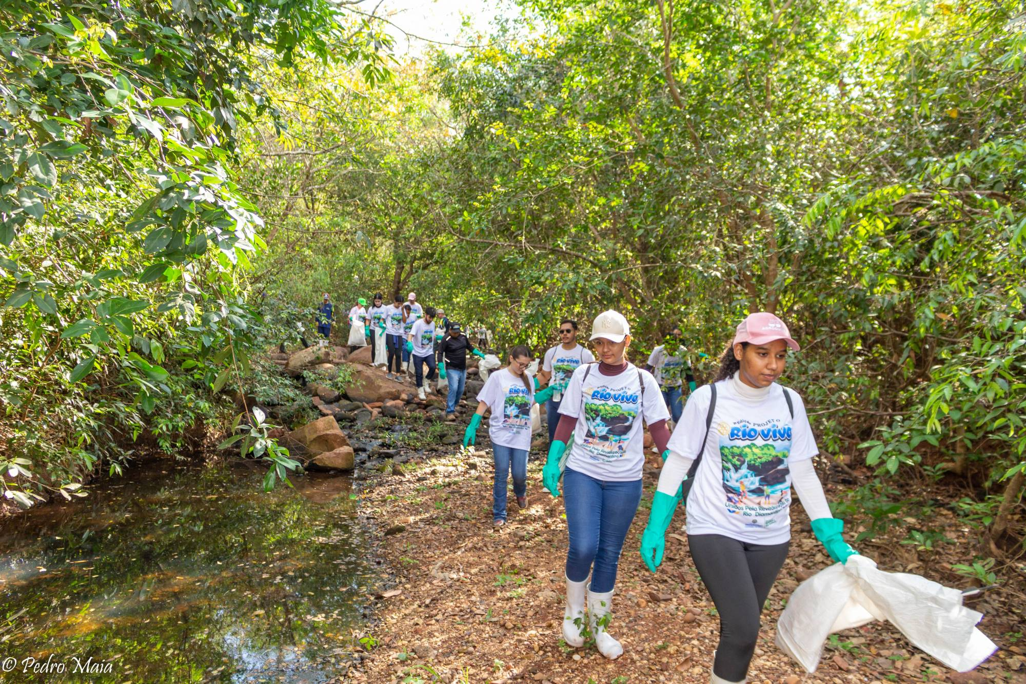 Voluntários do Projeto Rio Vivo durante a revitalização do Ribeirão do Ouro